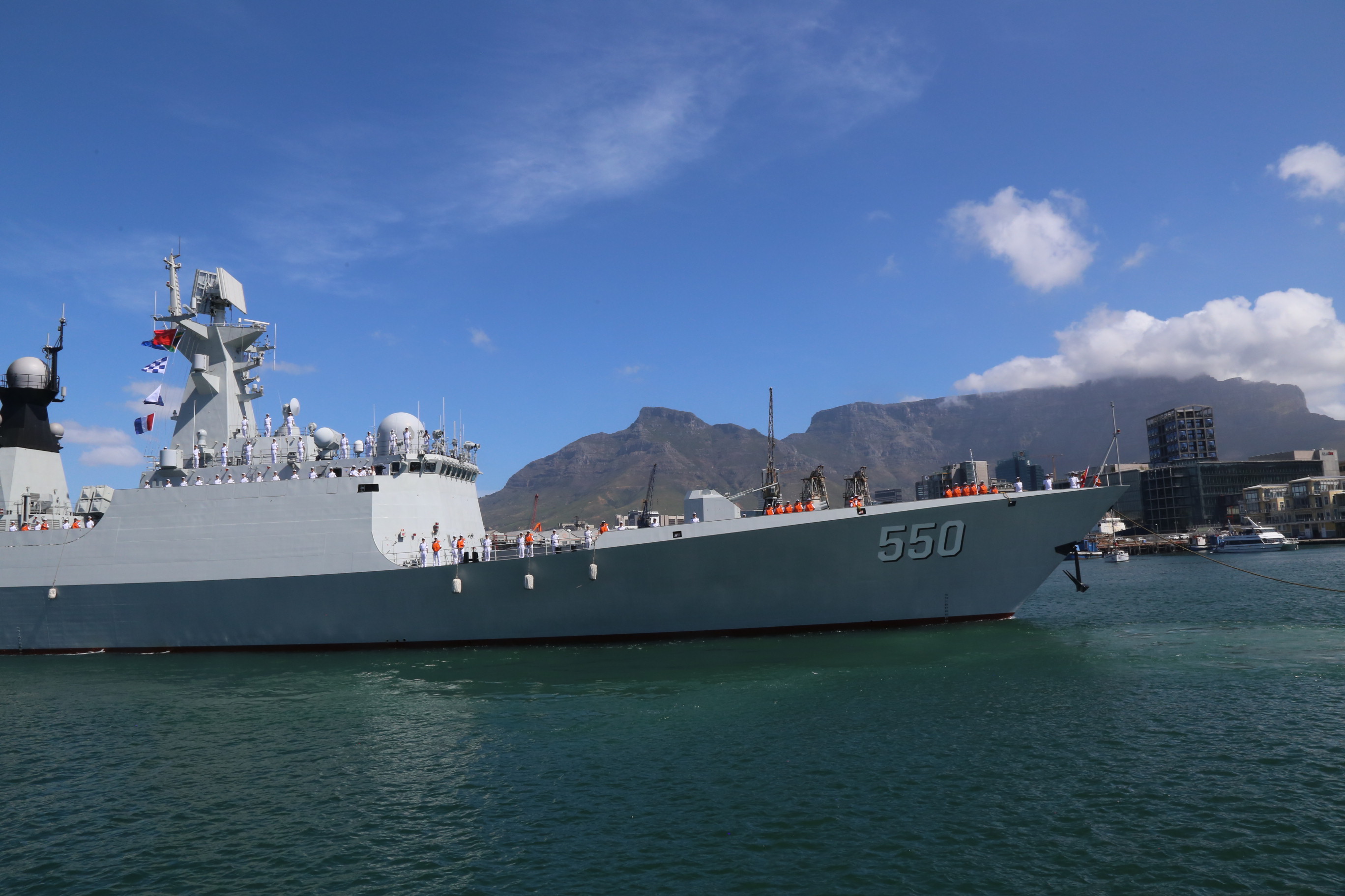 中国海军潍坊舰抵达南非开普敦港,参加