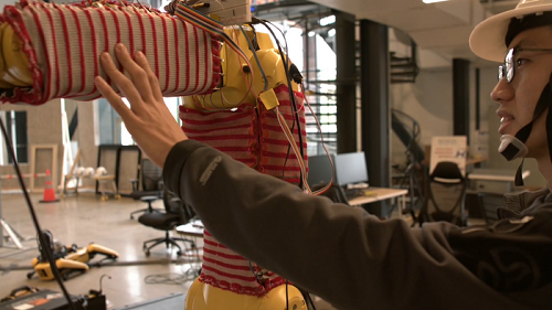 “机器人毛衣”能感受人类的触摸