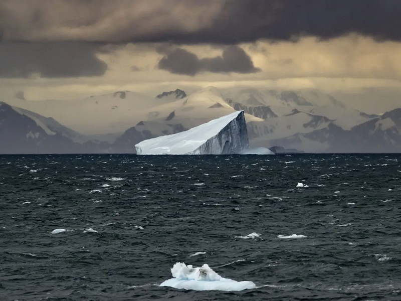 南极海冰面积创历史新低