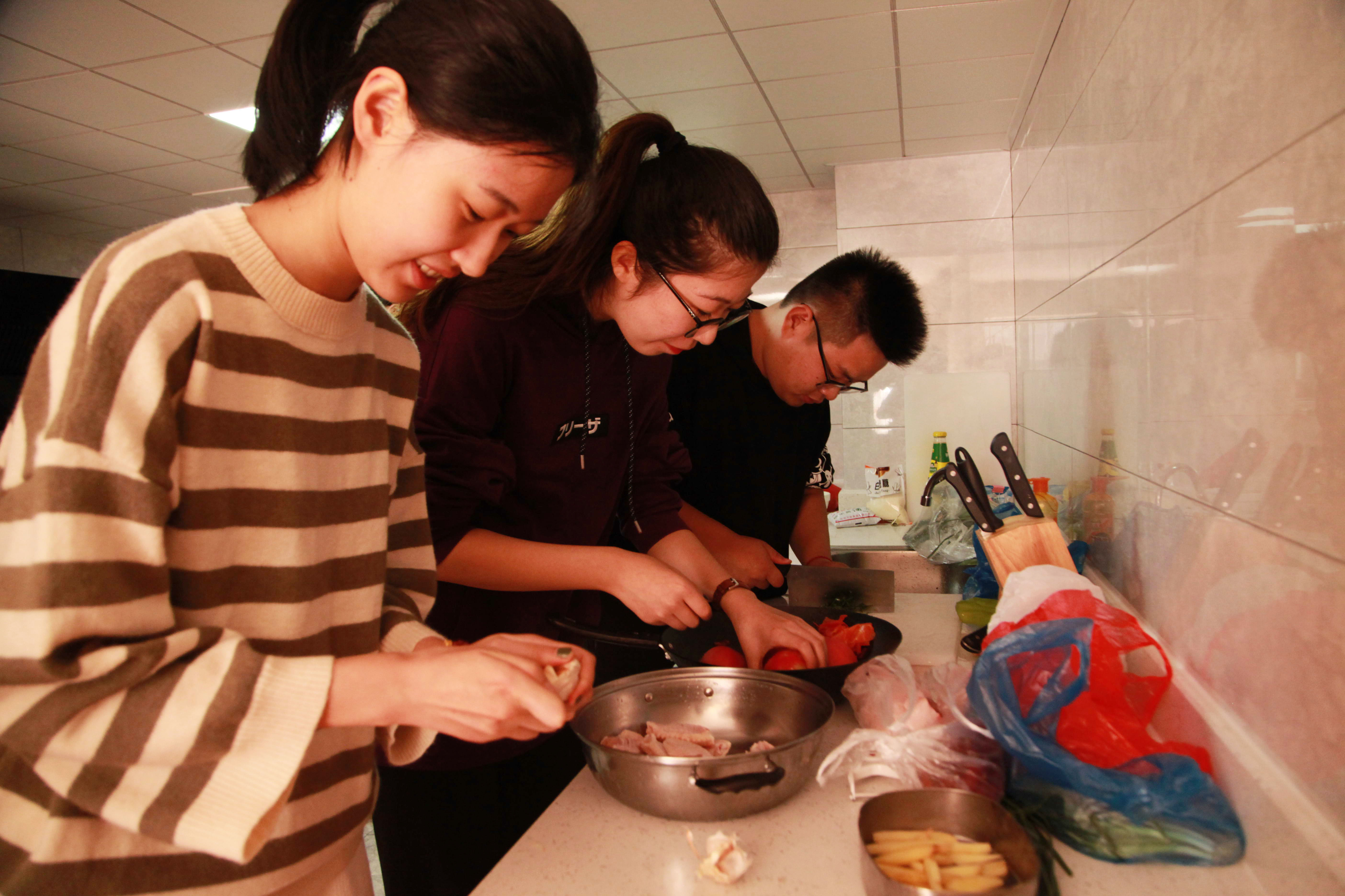 中国教育在线：集聚天南海北菜肴 学生天天都过美食节-浙江农林大学