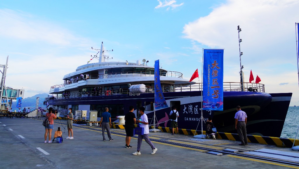中国首艘电动豪华游船“大湾区一号”展现科技范 向深圳特区40年献礼
