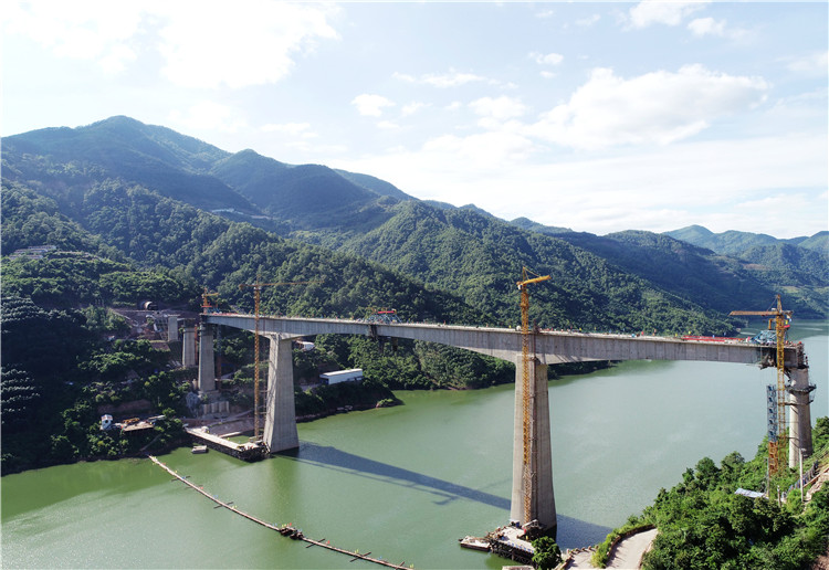 最大跨度的阿墨江双线特大桥合龙