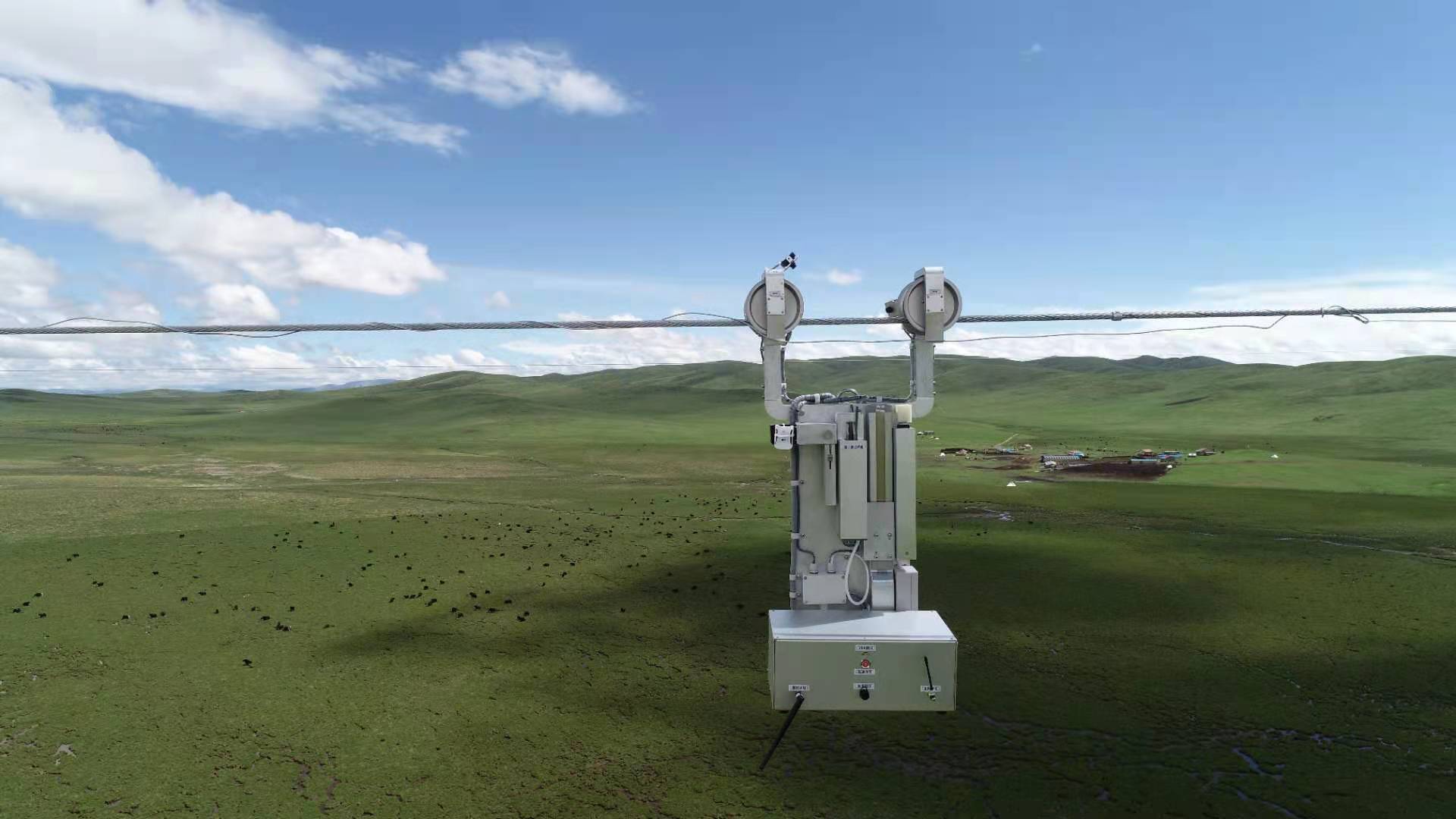 空中机器人让高原“绿电”稳送中原，为首次带电作业