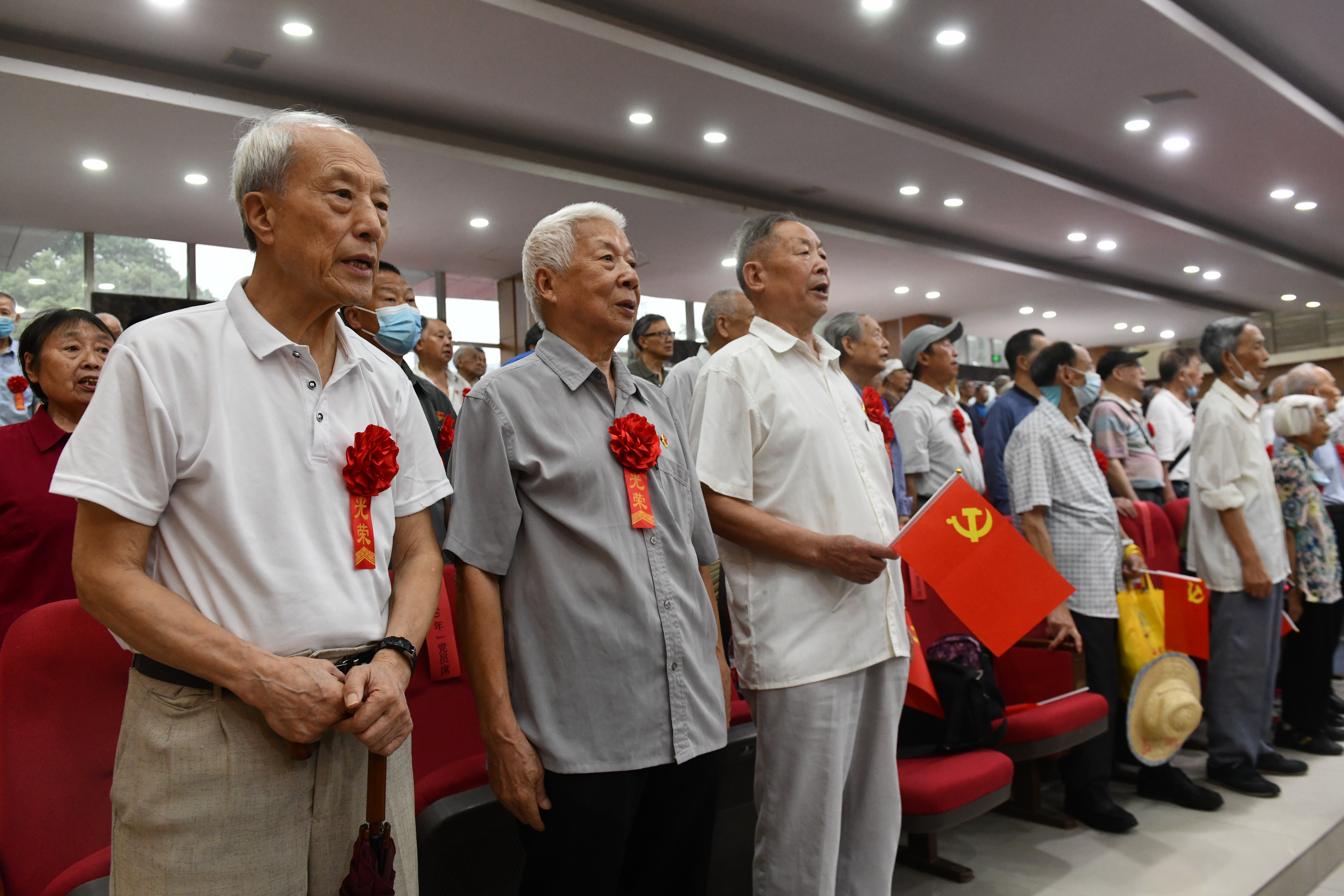 ​重庆大学为440名老党员颁发“光荣在党50年”纪念章