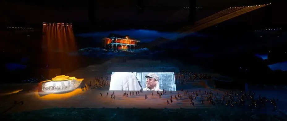  近万平方米中国屏为《伟大征程》演出打造全球最大沉浸式舞台