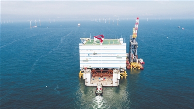 潮汐力托举2.2万吨“钢铁巨屋”,解锁海上风电技术