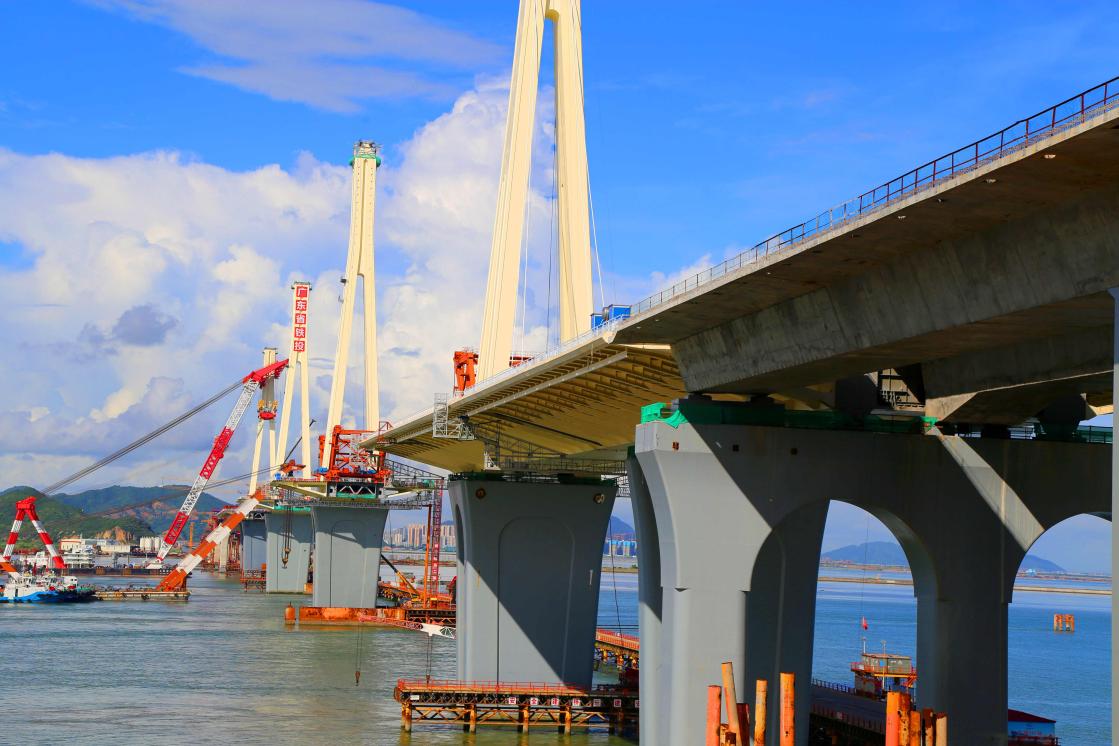 珠海金海特大桥钢塔架设完成，通车打下基础