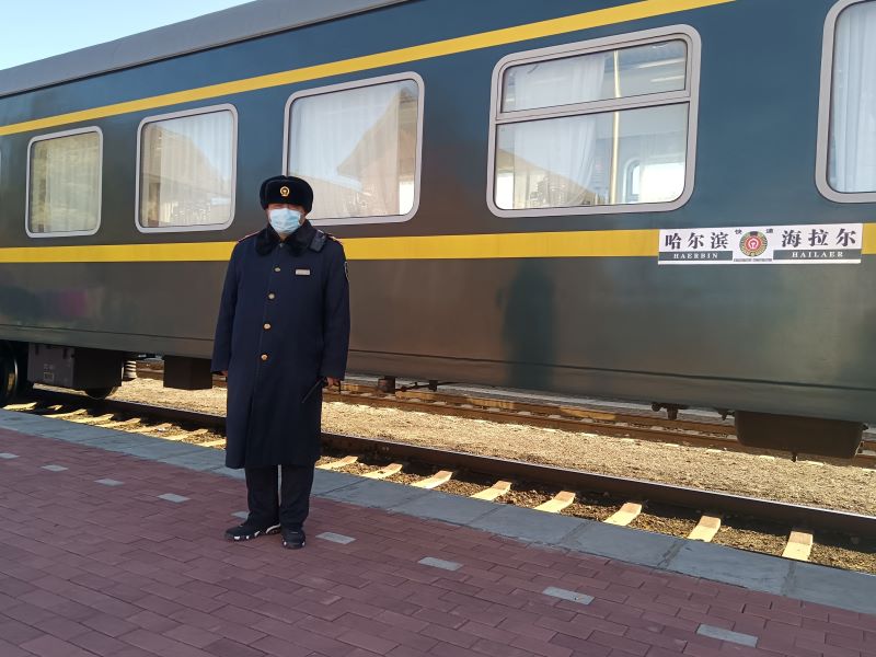 “冷极慢火车”再升级 温暖旅客回家路