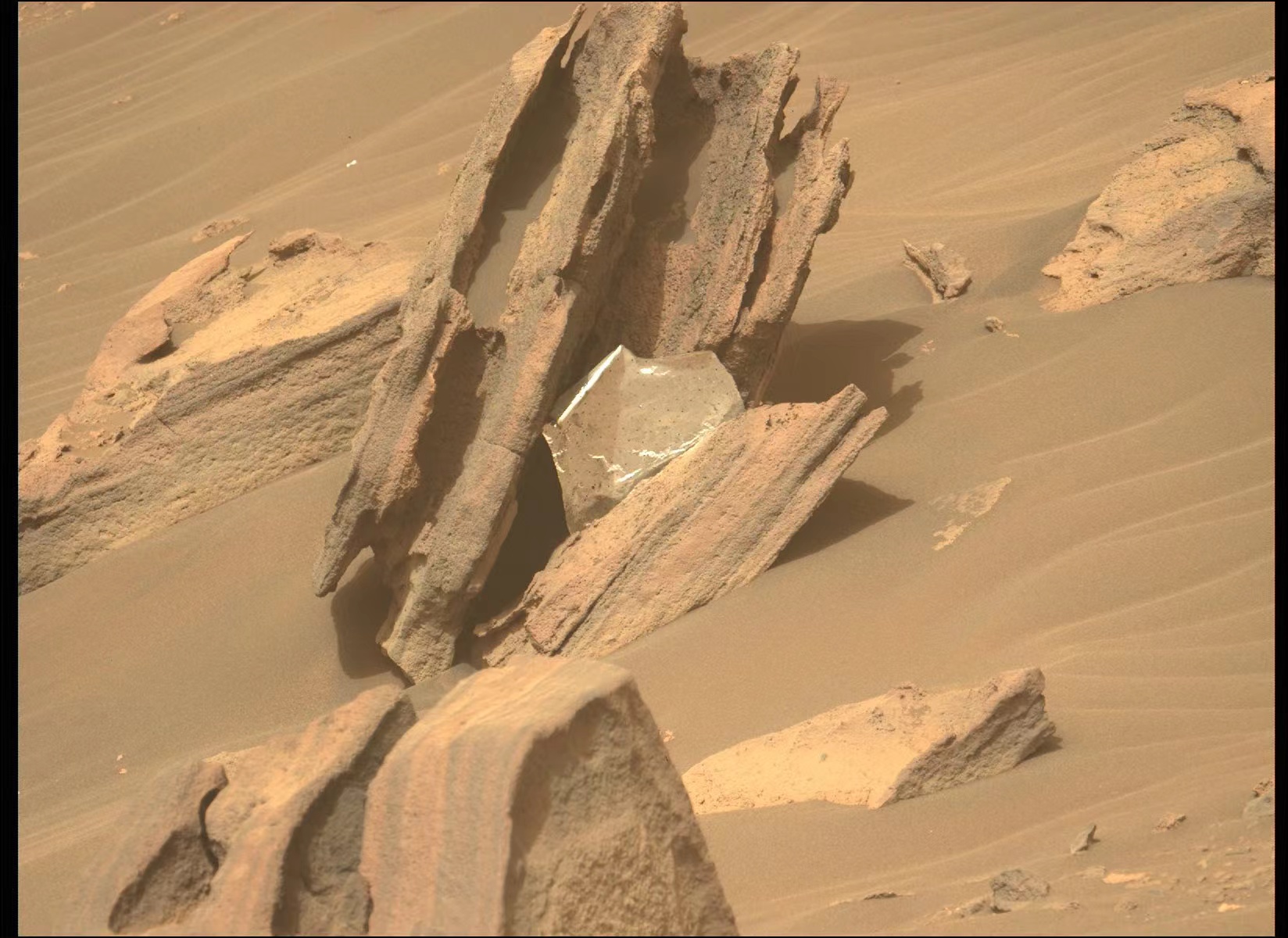 |NASA在火星上发现人类垃圾？闪亮金属薄片嵌在岩石间，产自美国