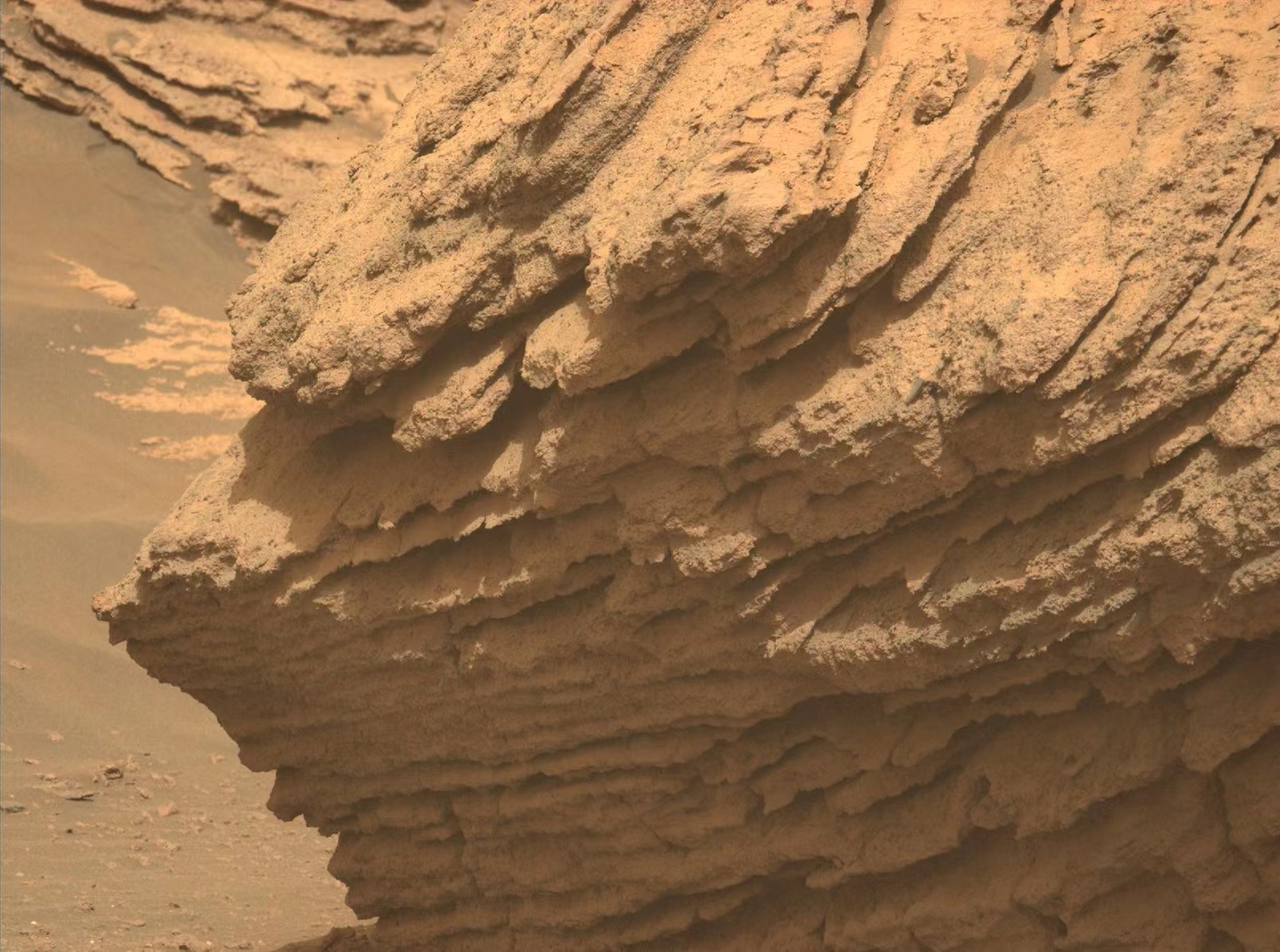 |NASA在火星上发现人类垃圾？闪亮金属薄片嵌在岩石间，产自美国