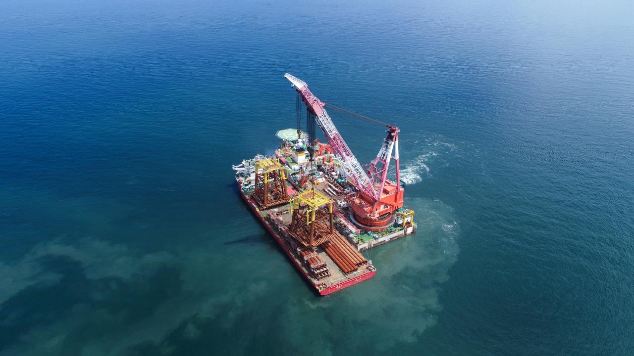 渤海亿吨级大油田最大区块完成海上平台安装