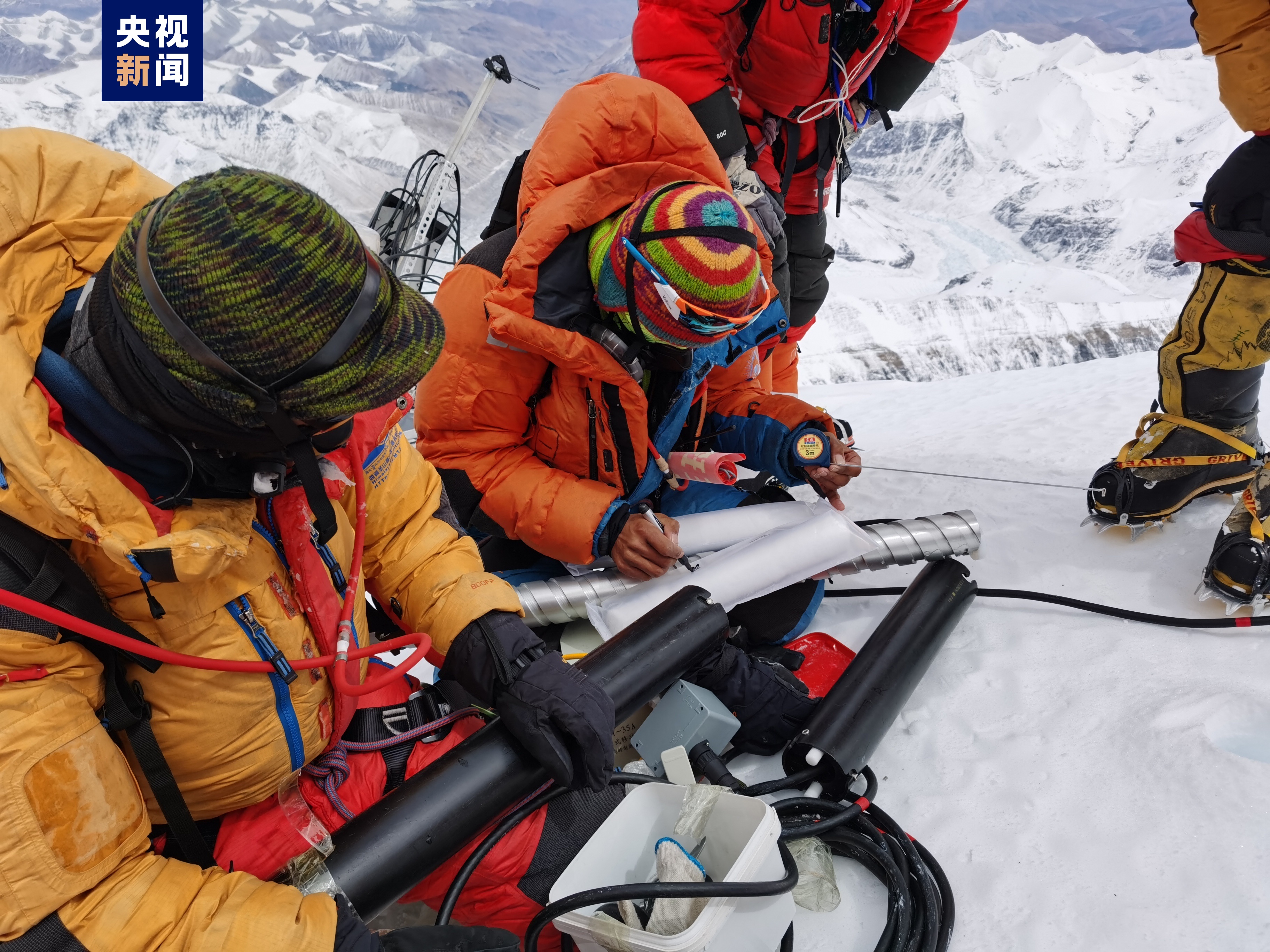 珠穆朗玛峰顶的“雪冰样品”运到大本营！它接下来会去哪里？