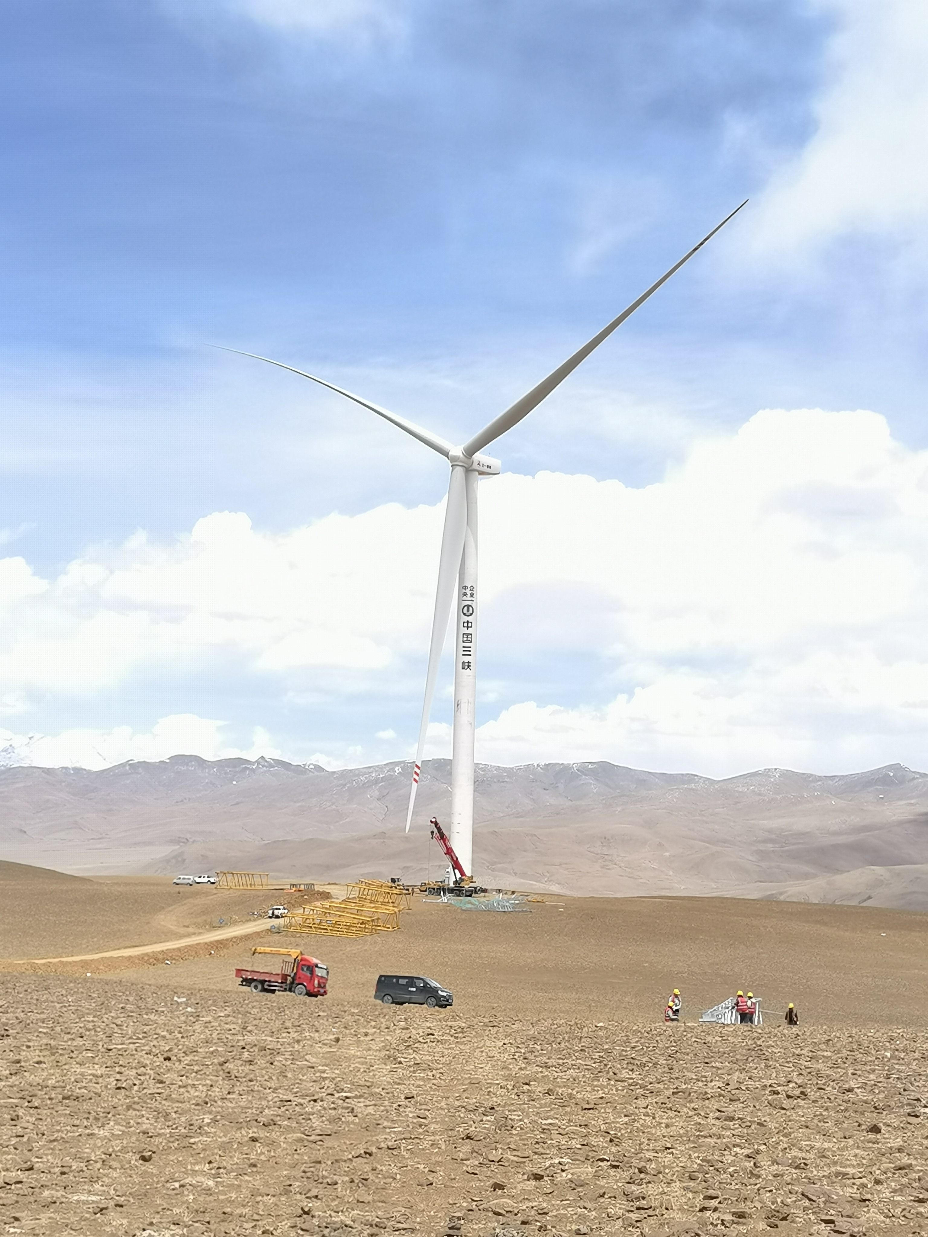 全球超高海拔单机容量最大的风电机组成功吊装