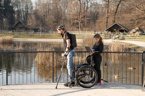 “数字桥”帮助瘫痪者自然站立和行走，恢复大脑和脊髓的“通信”