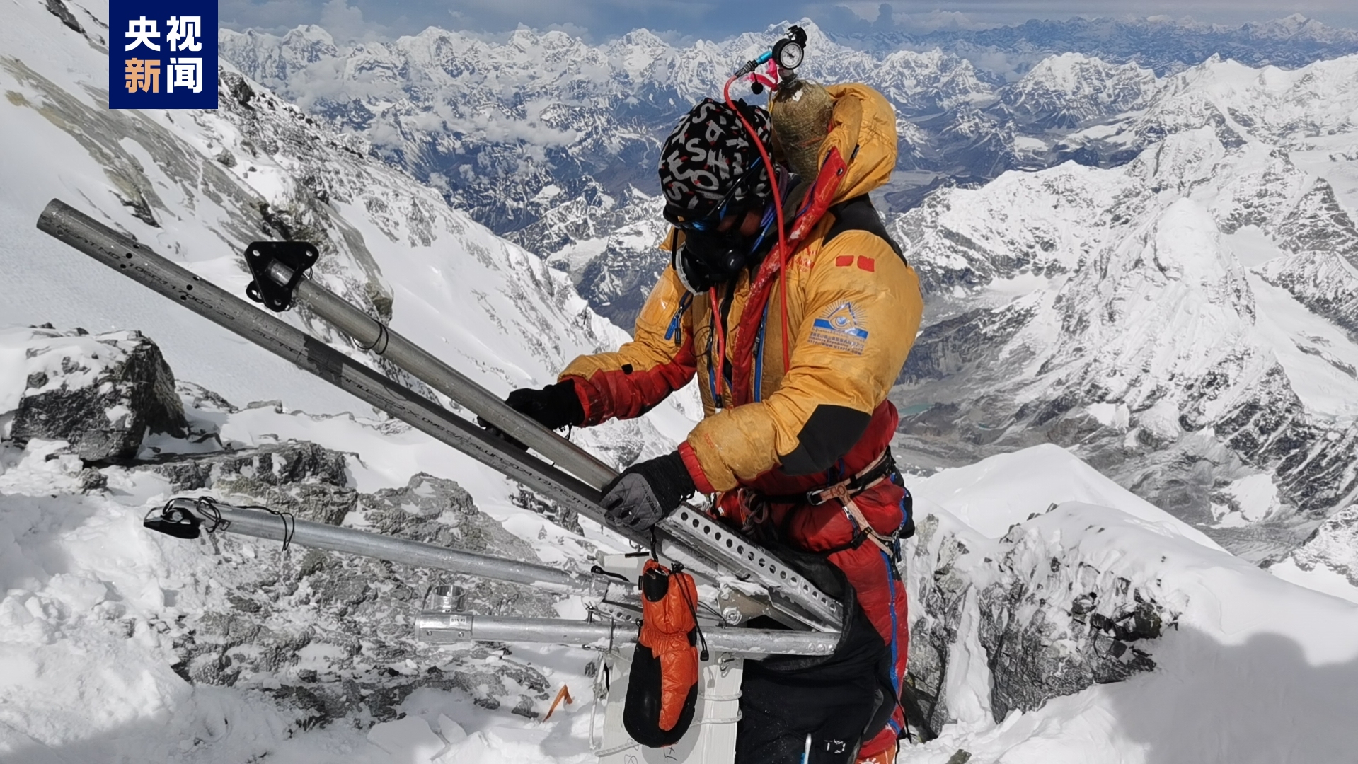 珠穆朗玛峰科考登山队成功登顶2023“巅峰使命”！