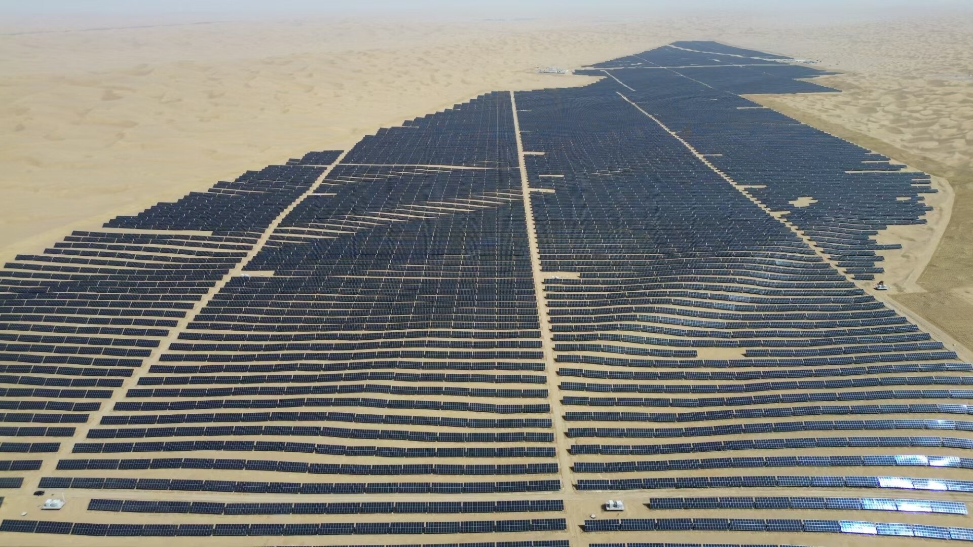 塔克拉玛干沙漠腹地最大的集中式光伏电站正式并网发电