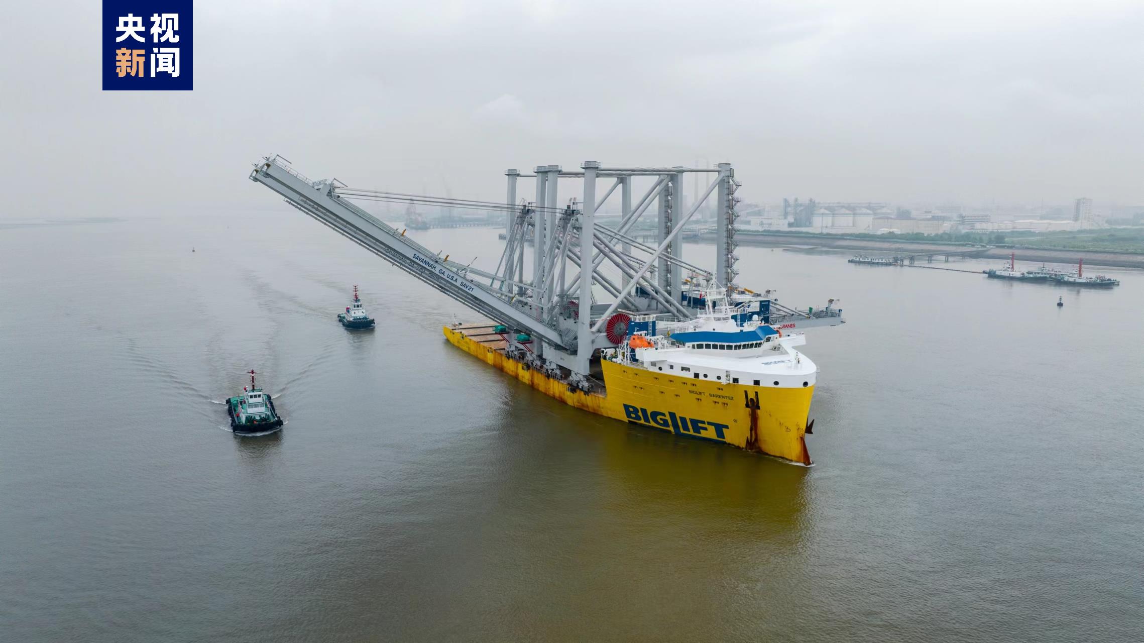 最大宽度近160米！装载世界上最大集装箱桥式起重机的“巴伦支海”轮启航