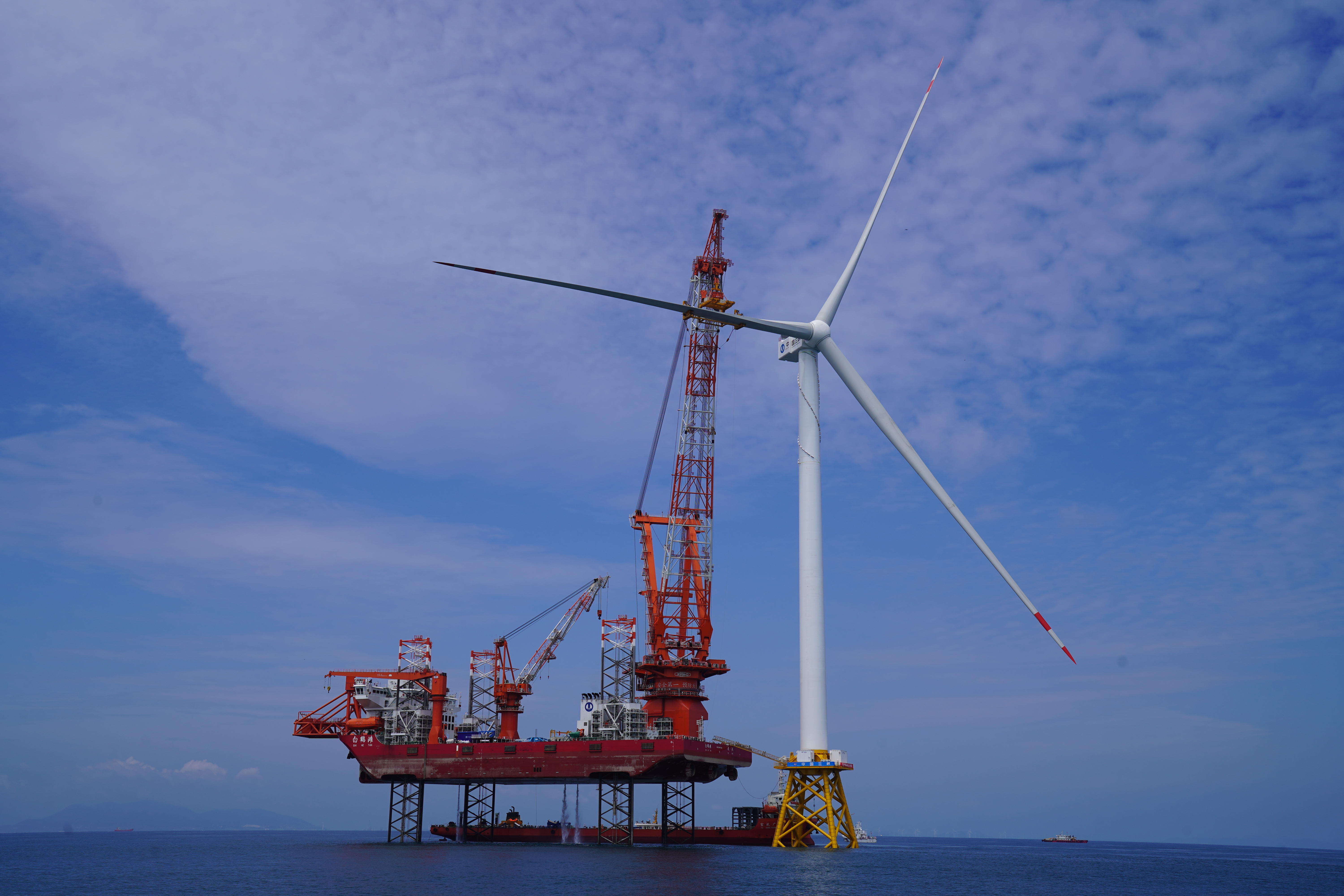 东海立起“大风车”—世界上第一台16兆瓦海上风电机组成功吊装