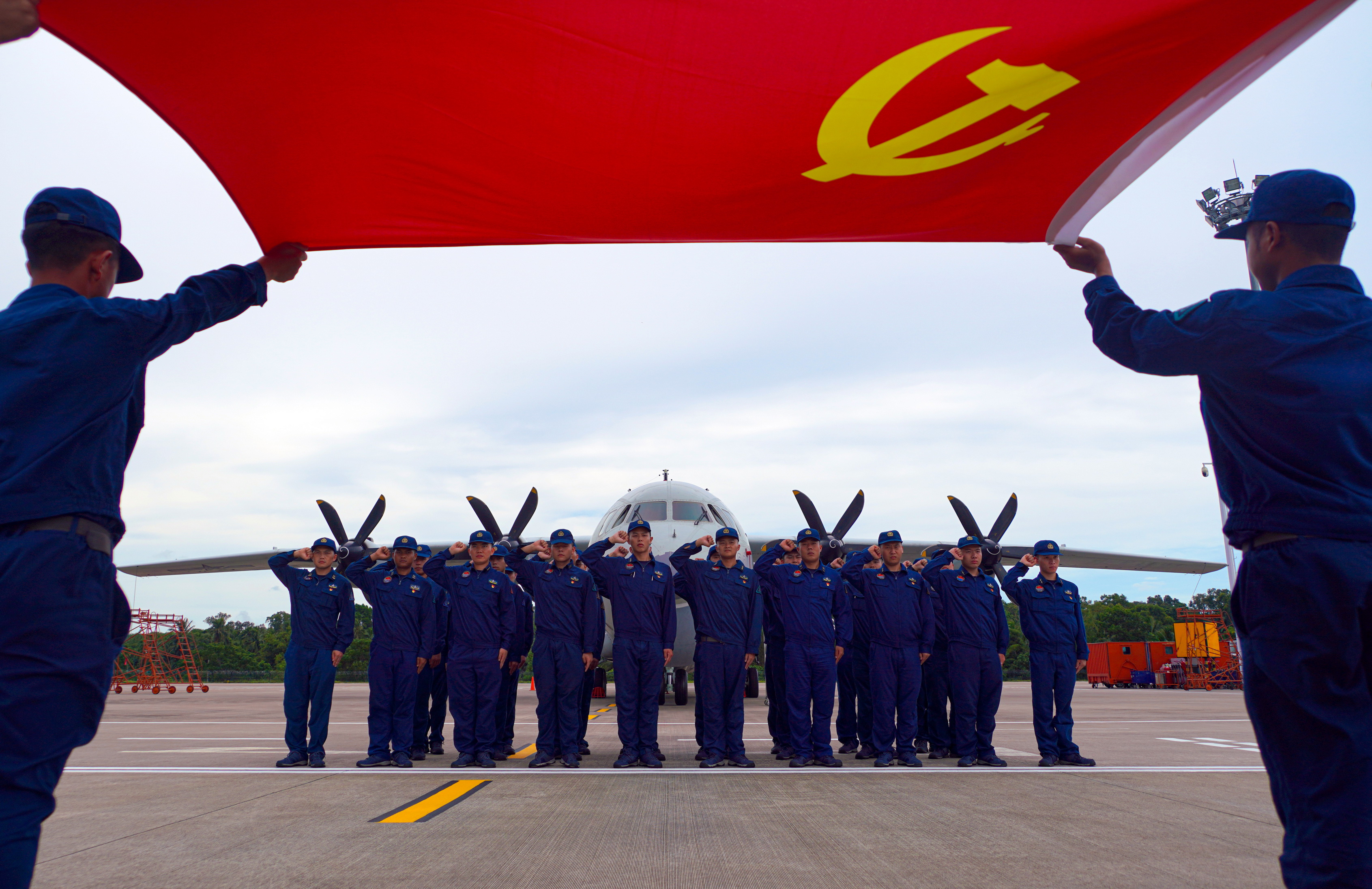 党旗引领方向 开展南部战区海军航空兵团主题党日活动