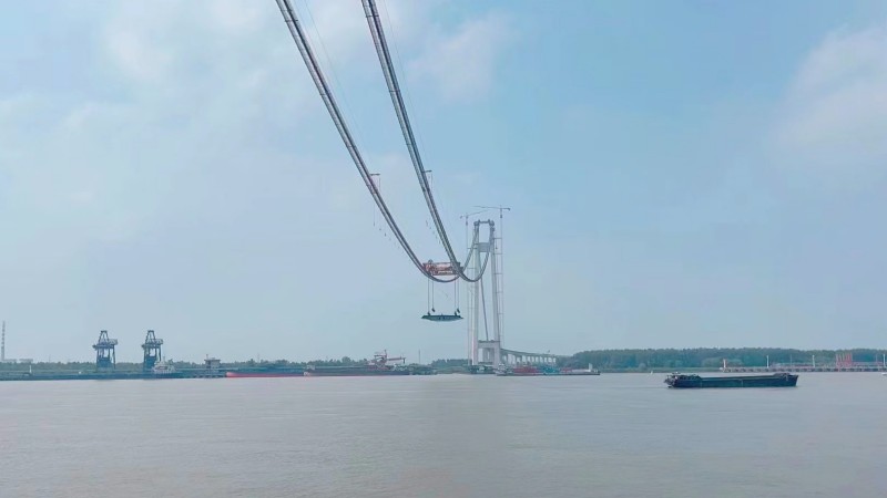 南京仙新路长江大桥首次吊装钢箱梁
