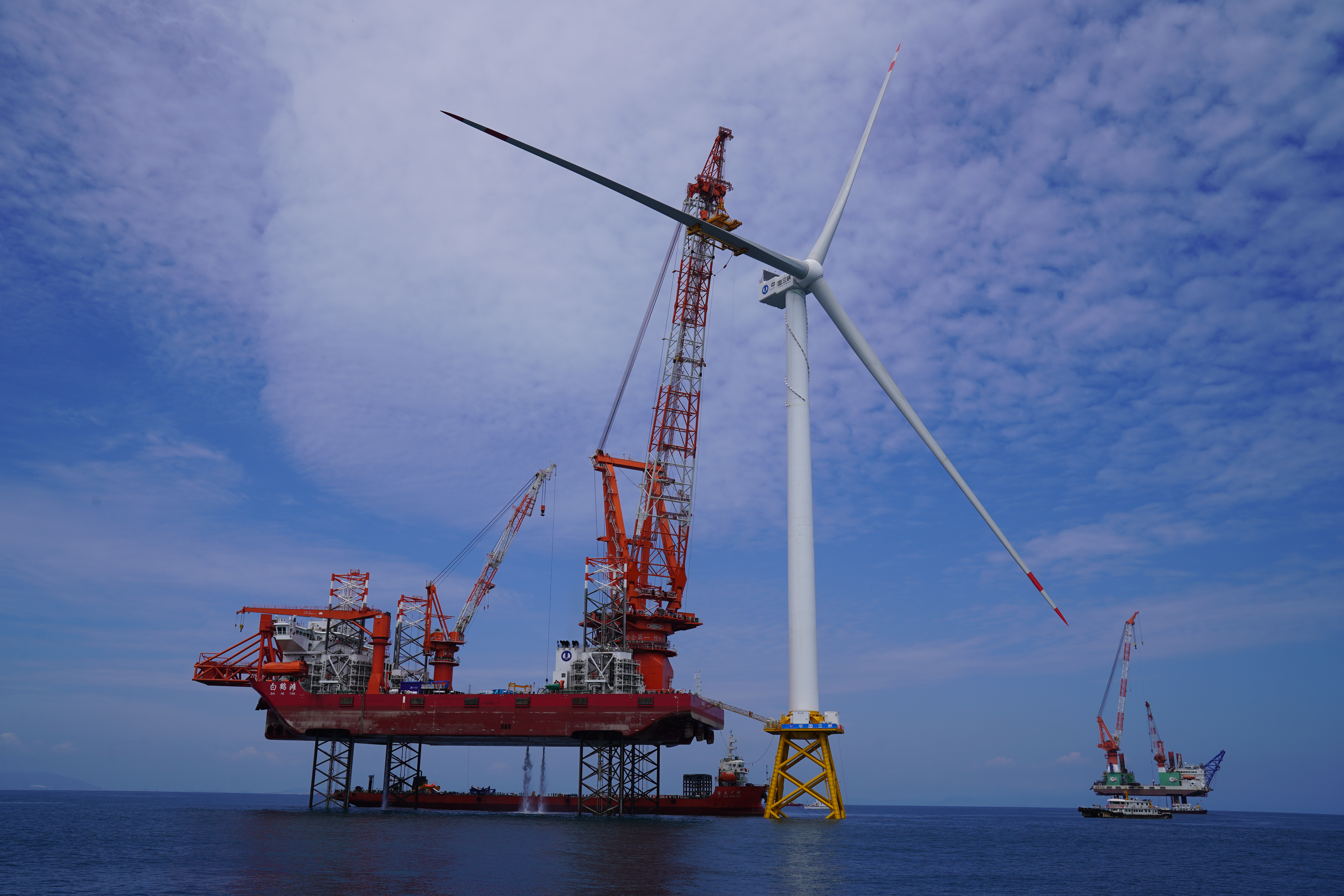 世界上第一个16兆瓦海上风电机组完成了吊装