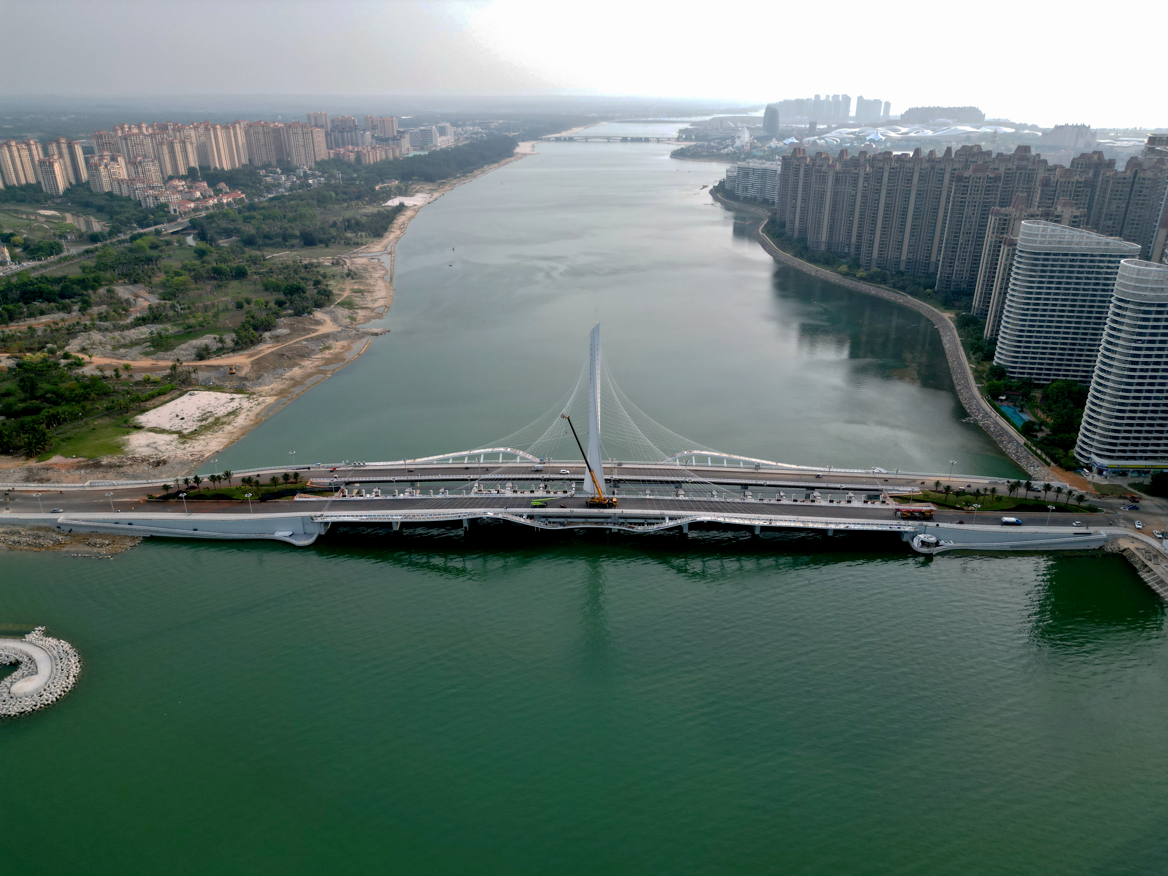 全国首创桥梁一体跨海大桥建成通车