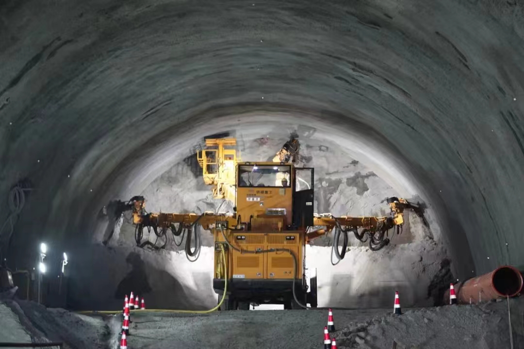 试点全自动机械化作业 渝昆高铁川渝段最后一个隧道贯通