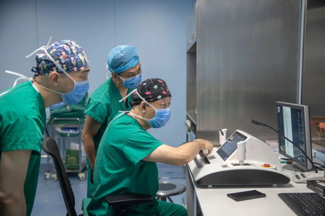首例国产自主研发VasCure机器人辅助外周血管腔内介入手术完成