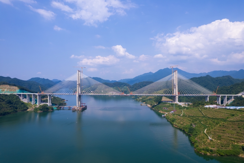 官新高速控制性工程雪峰湖大桥合龙 预计今年底通车