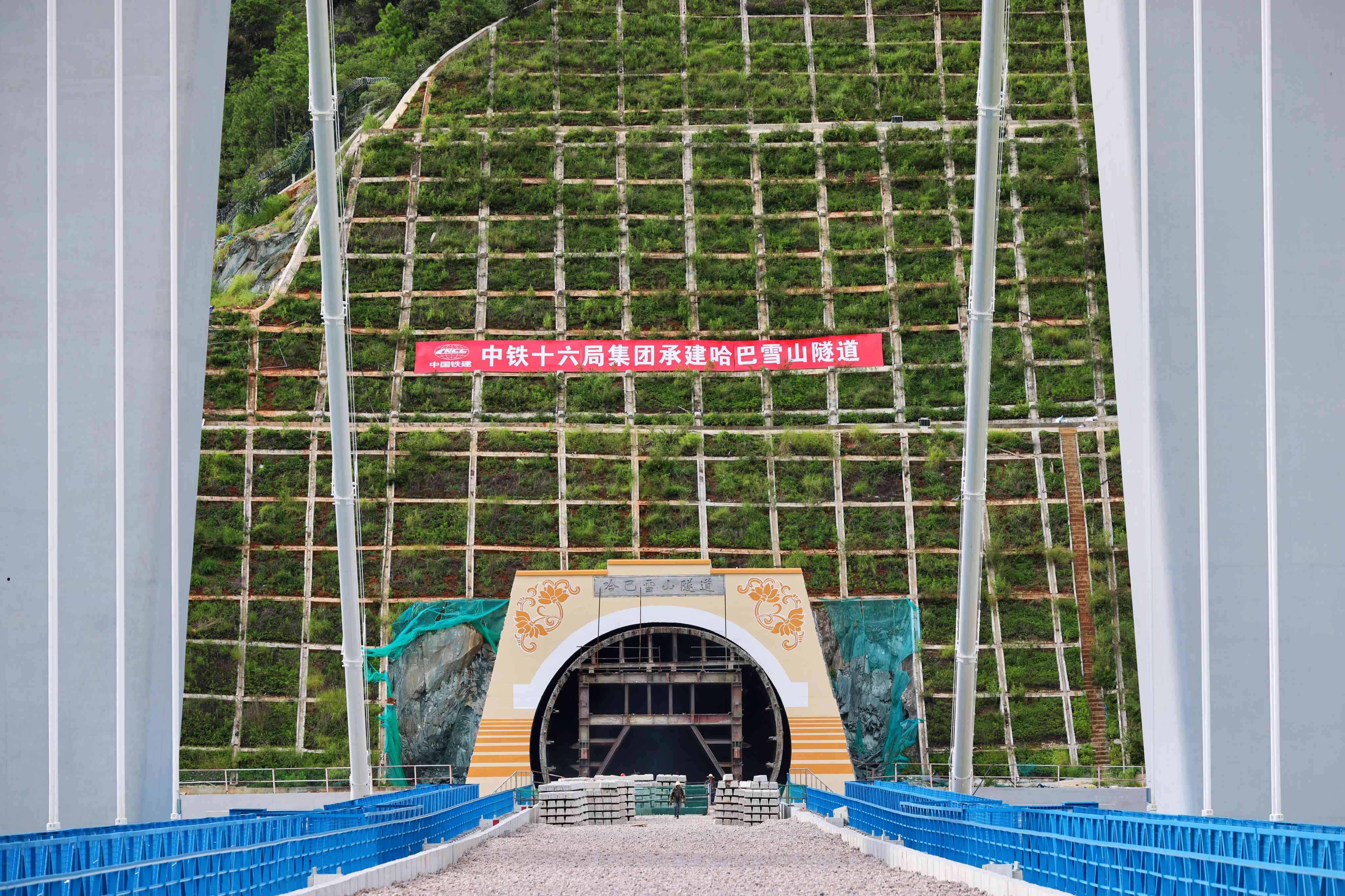 9年打通哈巴雪山隧道！滇藏铁路年内开通运营