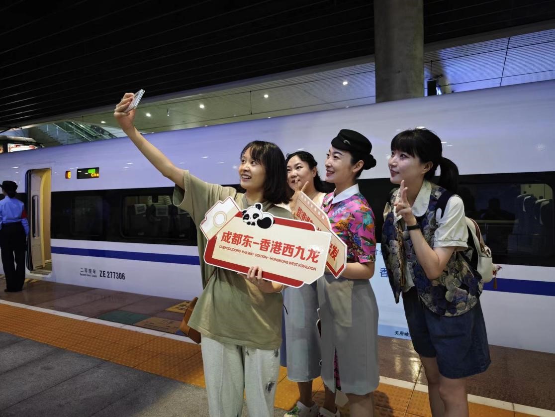 蓉港高铁首发 到达香港西九龙站约10小时