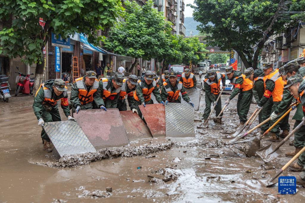 重庆多地发布暴雨红色预警 24个区县部分中小河流有涨水风险