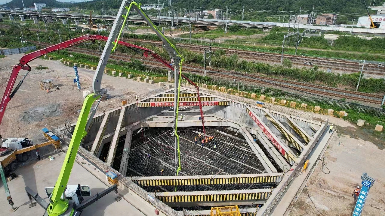世界最大吨位转体斜拉桥主墩承台开始施工