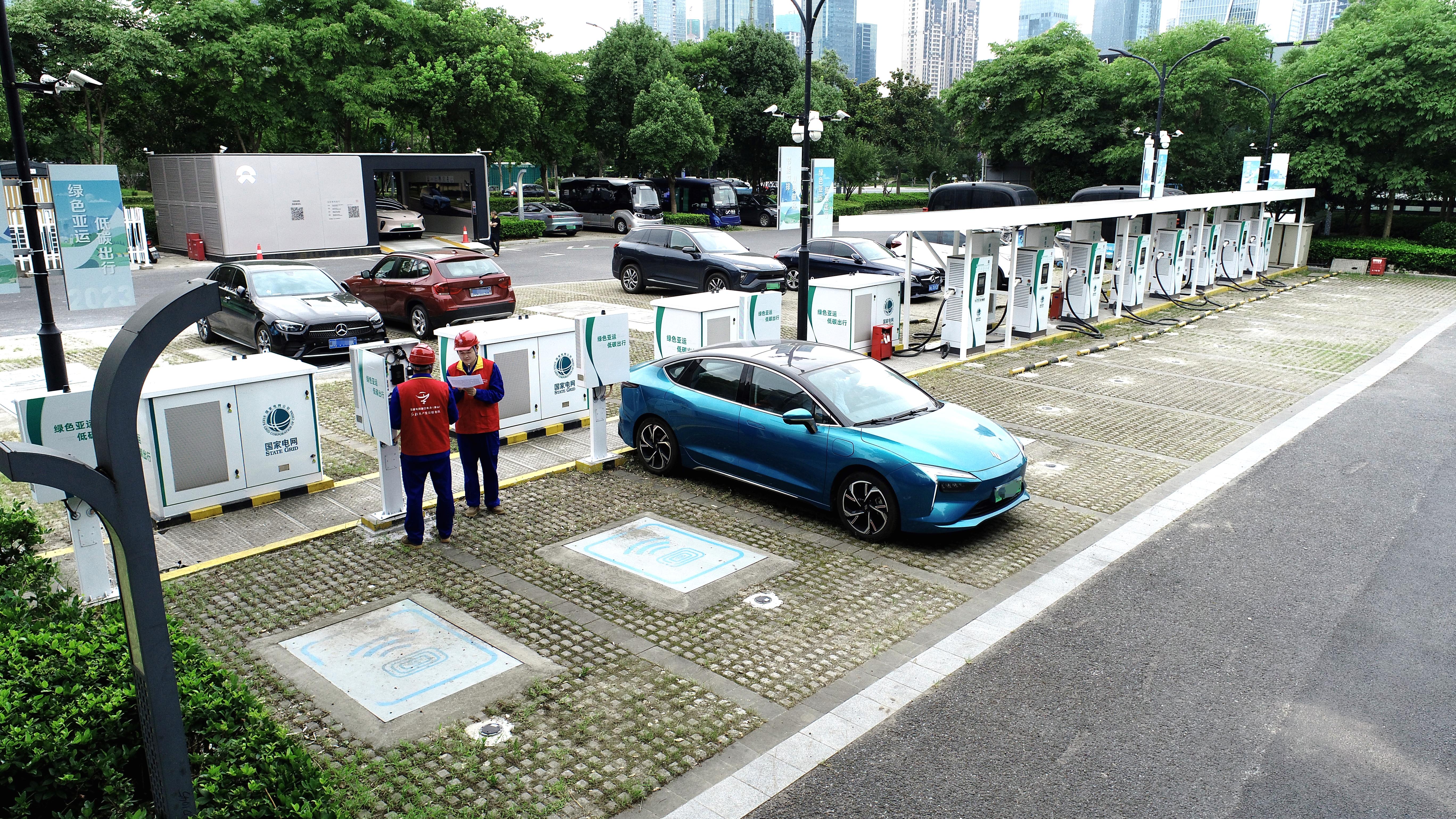 15分钟最快可充电60千瓦时 杭州亚运村启用新能源汽车无线充电设施