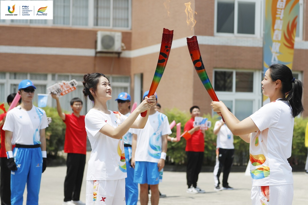 成都第31届世界大学生夏季运动会火炬传递成都站第二日活动举行