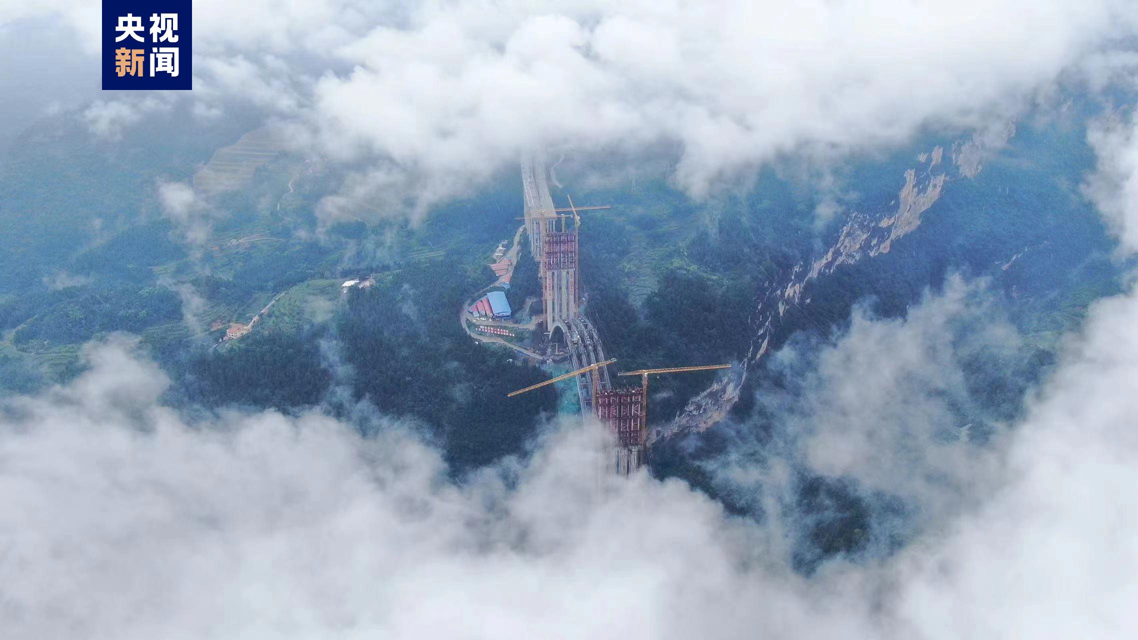 凌空架“飞虹”，世界最大跨径悬浇拱桥拱圈合龙