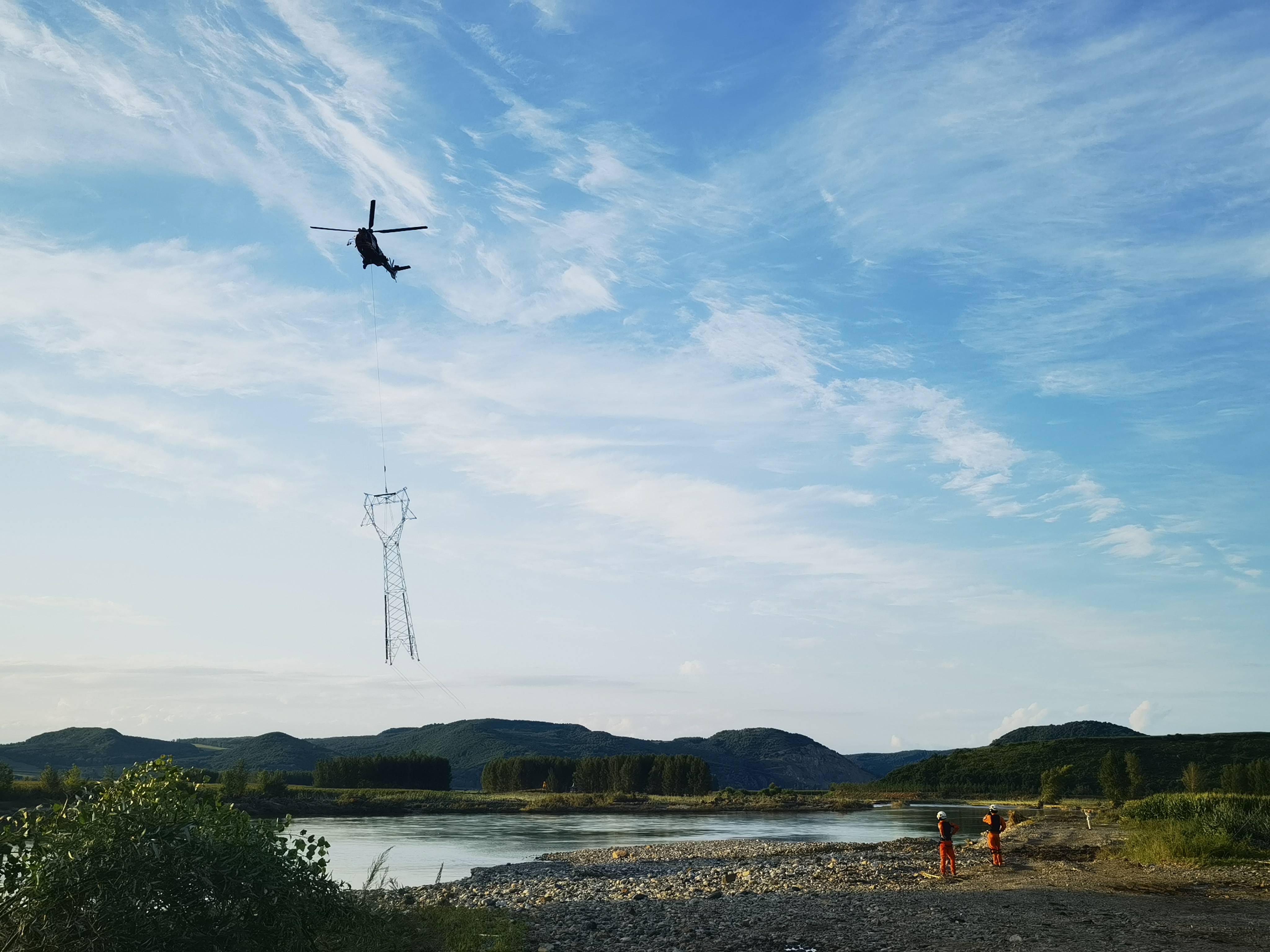国内首次用直升机整塔吊装快速恢复灾区正常供电