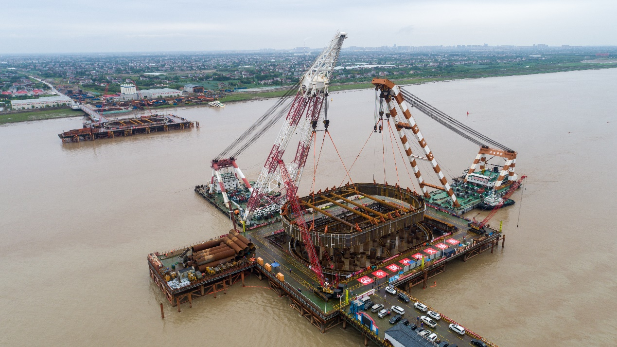 崇启公铁长江大桥一天完成两吊千吨级钢围堰吊装