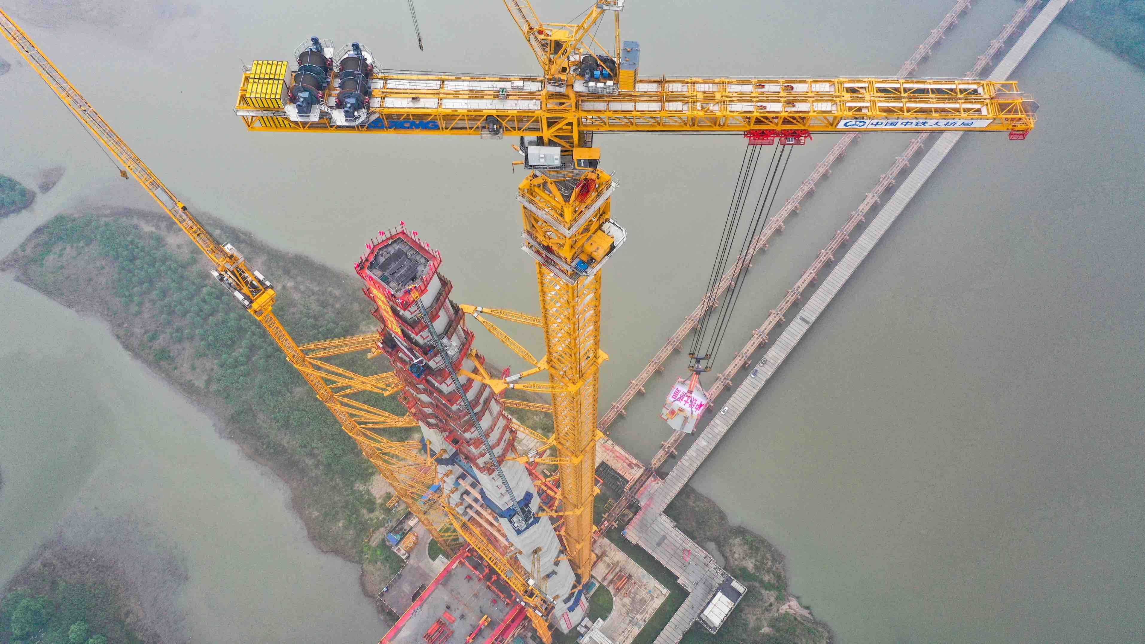 世界最大跨度三塔斜拉桥3号主塔顺利封顶