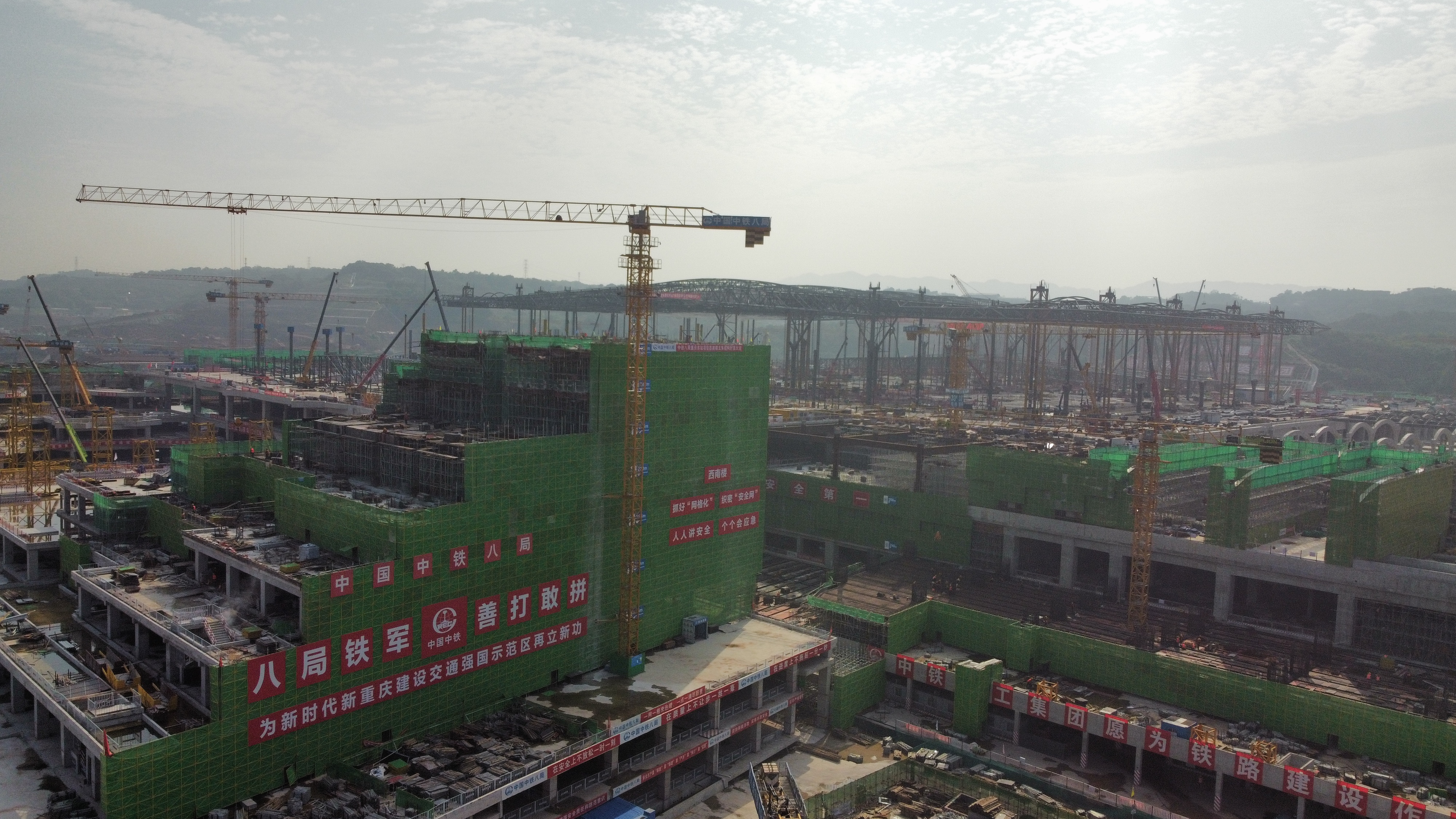 战高温保进度 重庆东站首座楼栋主体封顶