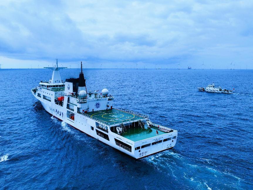 全国最大海巡船“海巡09”巡航广东海上风电场