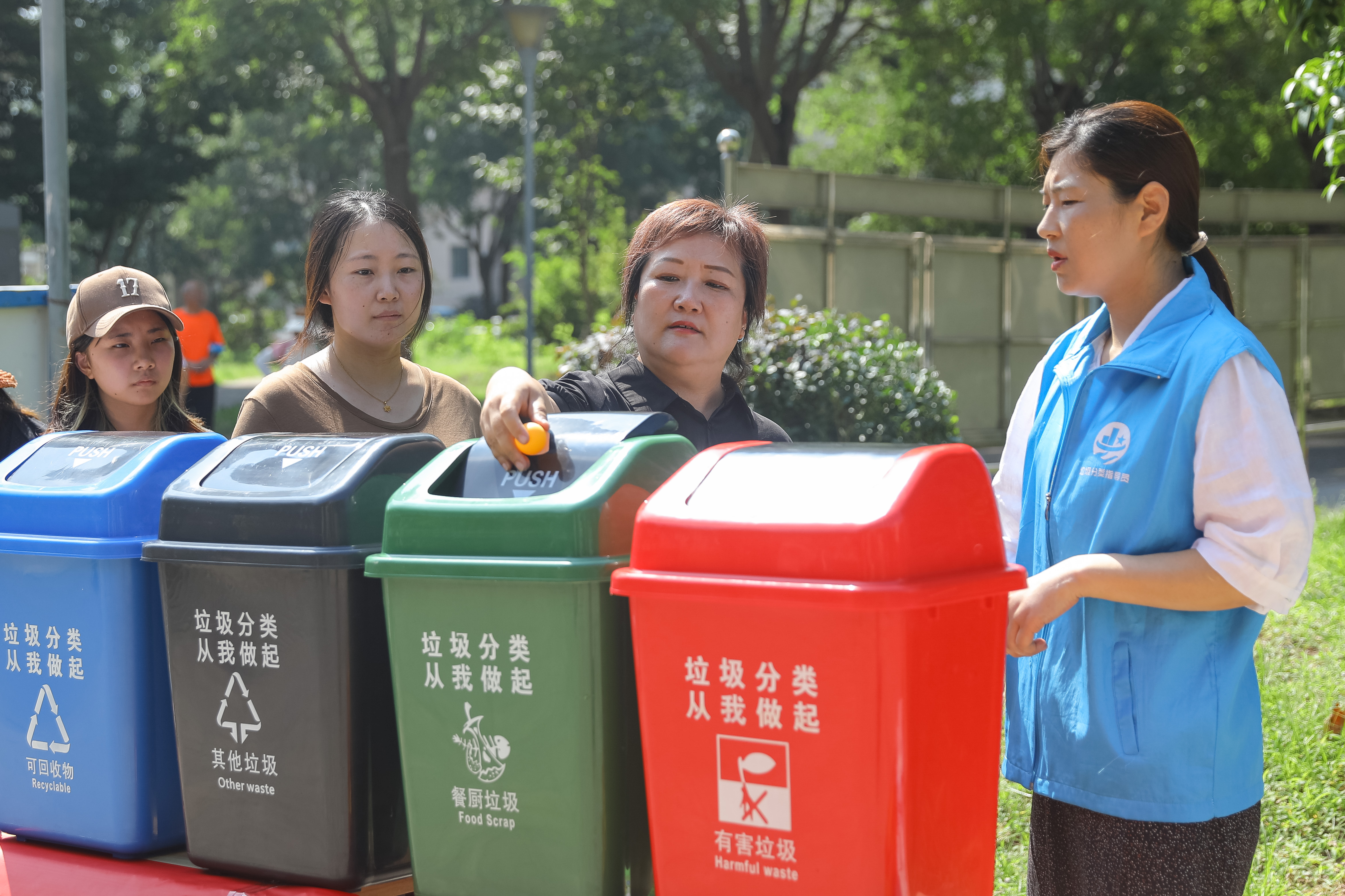 青岛：垃圾分类齐参与 绿色生态新风尚