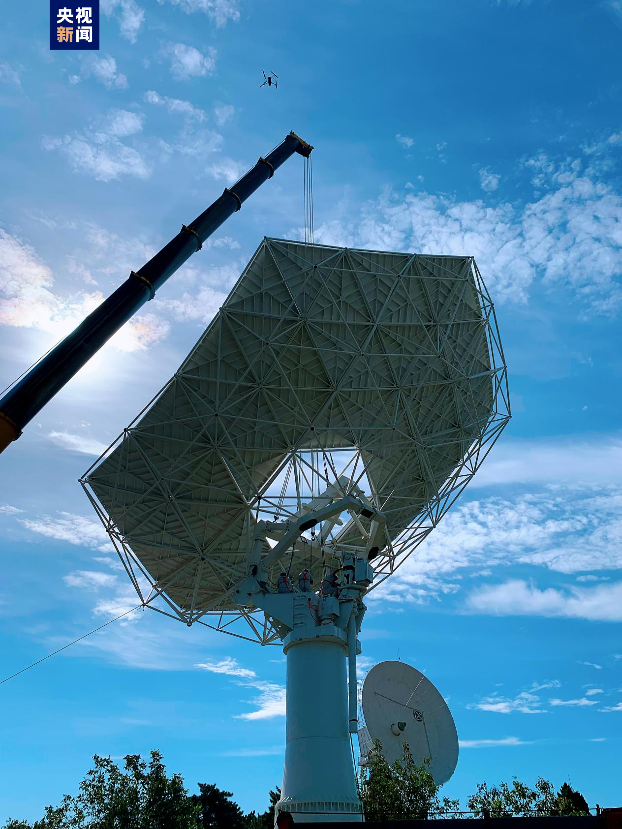 全球最大射电天文望远镜阵列首台中频天线正式吊装下线