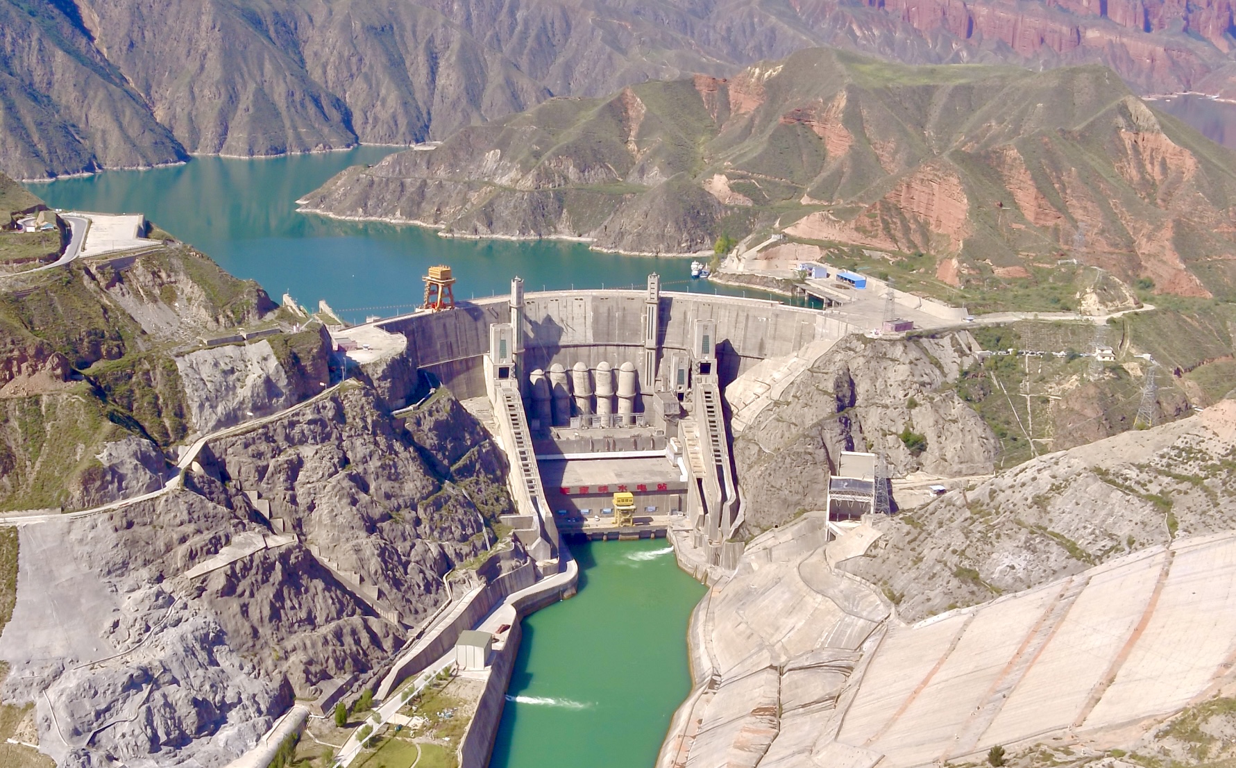 世界最大双排机水电站全容量投产
