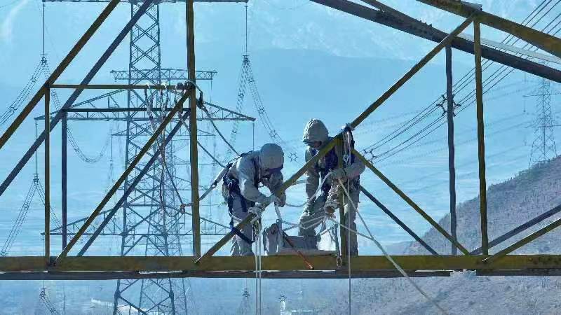 青海首次开展750千伏同塔双回线路中、上相带电消缺