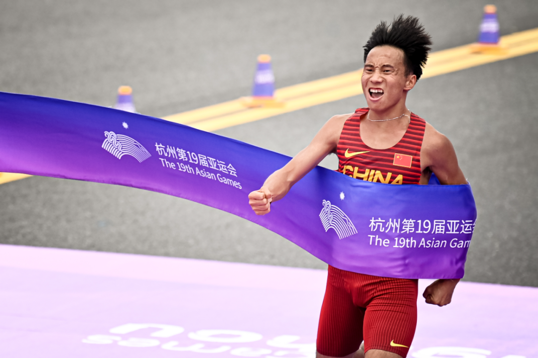 创造历史！中国选手何杰夺得杭州亚运会男子马拉松金牌