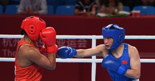 中国队选手李倩夺得拳击女子75公斤级冠军
