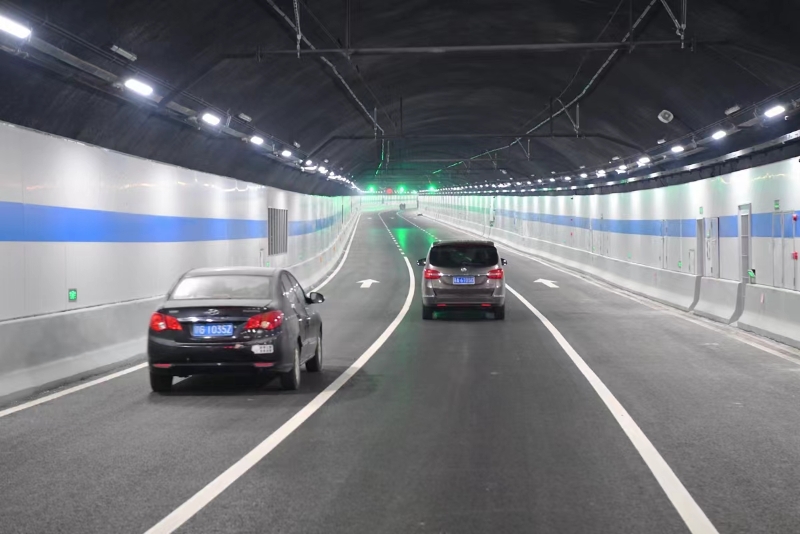 国内最大单管双层城市道路隧道通车