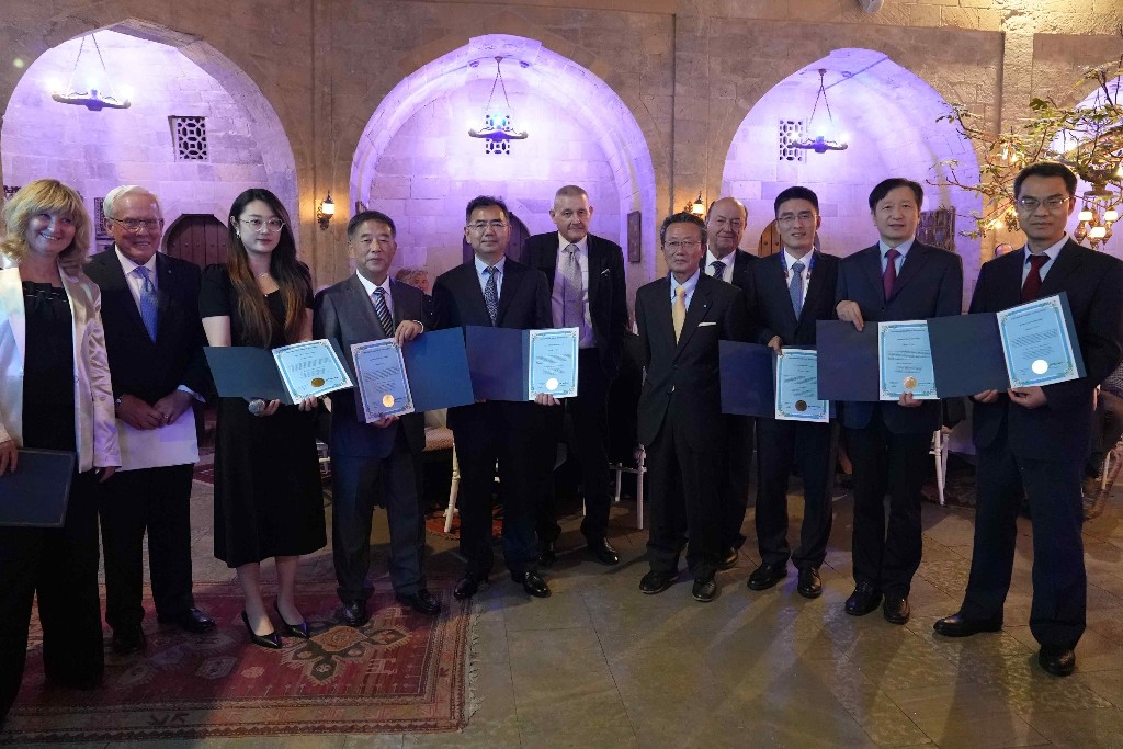 嫦娥五号团队荣获国际宇航科学院“劳伦斯团队奖”