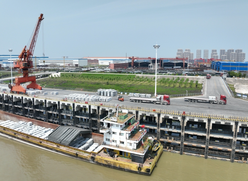 武汉阳逻产业园码头吞吐量突破200万吨